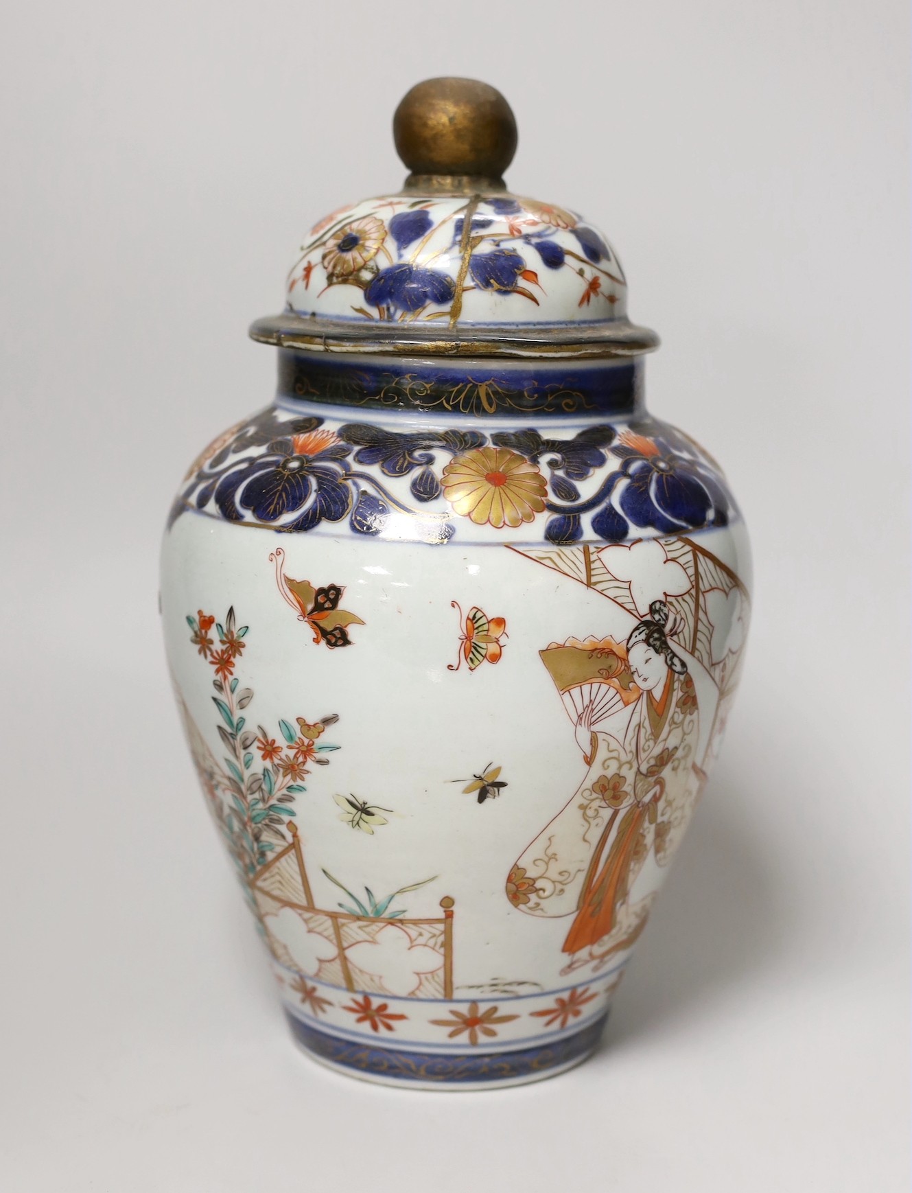 A late 17th/early 18th century Japanese Arita vase and cover, 27cm